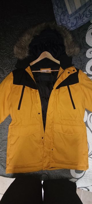 Abrigo Jack & Jones amarillo y negro