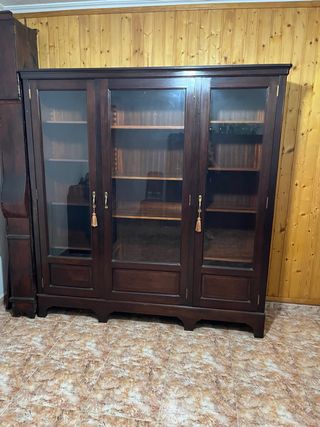 Vitrina de caoba con puertas de cristal