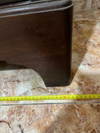 Vitrina de caoba con puertas de cristal