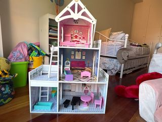 Casa de muñecas de madera