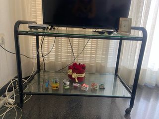 Mesa TV cristal con ruedas