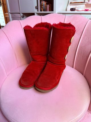 Botas UGG rojas con botones