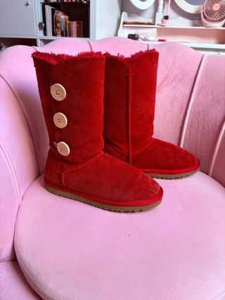 Botas UGG rojas con botones