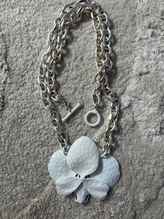 Collar ZARA Plata y Blanco Flor