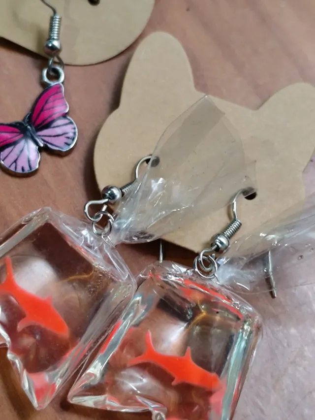 2 pares de pendientes mariposa y pez