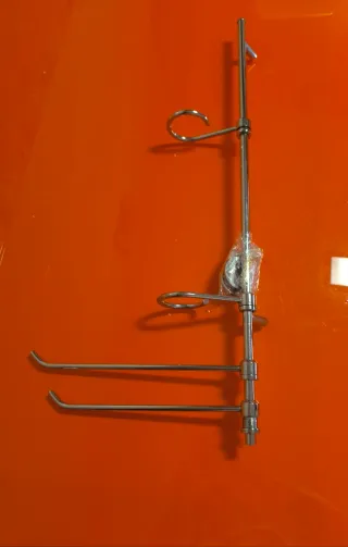 Toallero de metal plateado