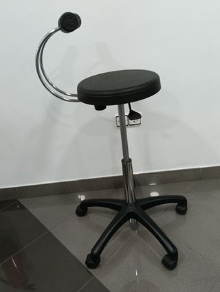 Taburete giratorio con respaldo ajustable 