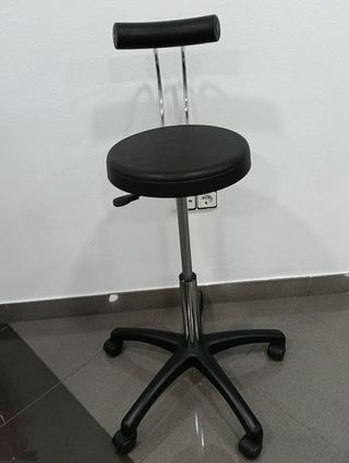 Taburete giratorio con respaldo ajustable 
