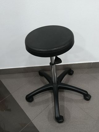 Taburete giratorio con respaldo ajustable 