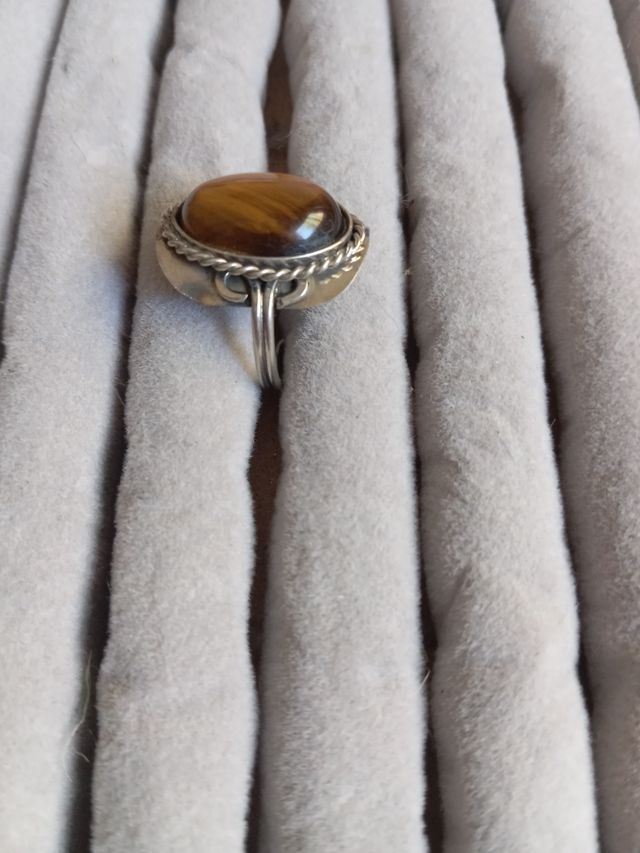 Anillo hecho a mano con piedra ojo de tigre