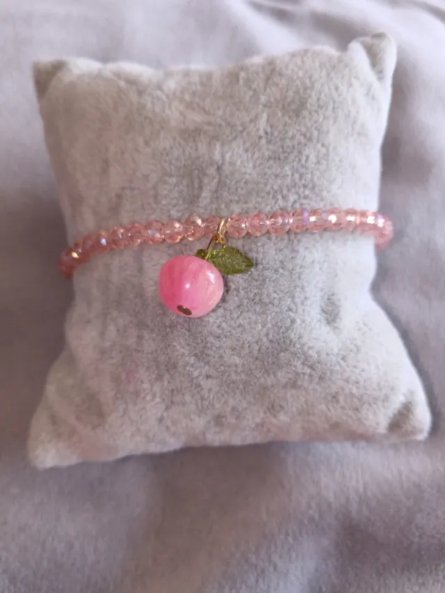 Pulsera con charm de manzana