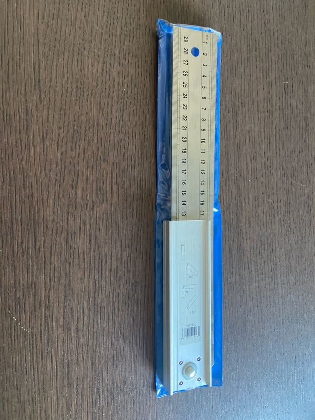 Escuadra regulable de metal