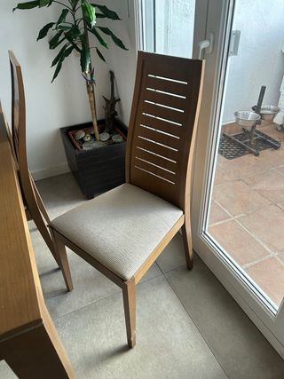 Mesa extensible y 4 sillas madera