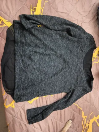 Maglietta grigia con maniche lunghe