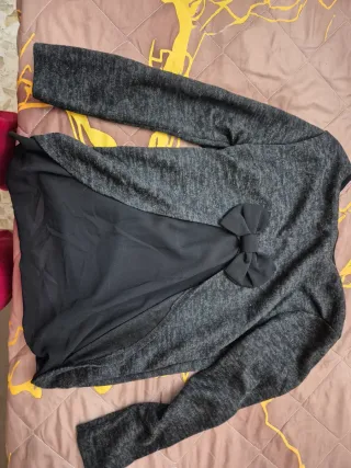 Maglietta grigia con maniche lunghe