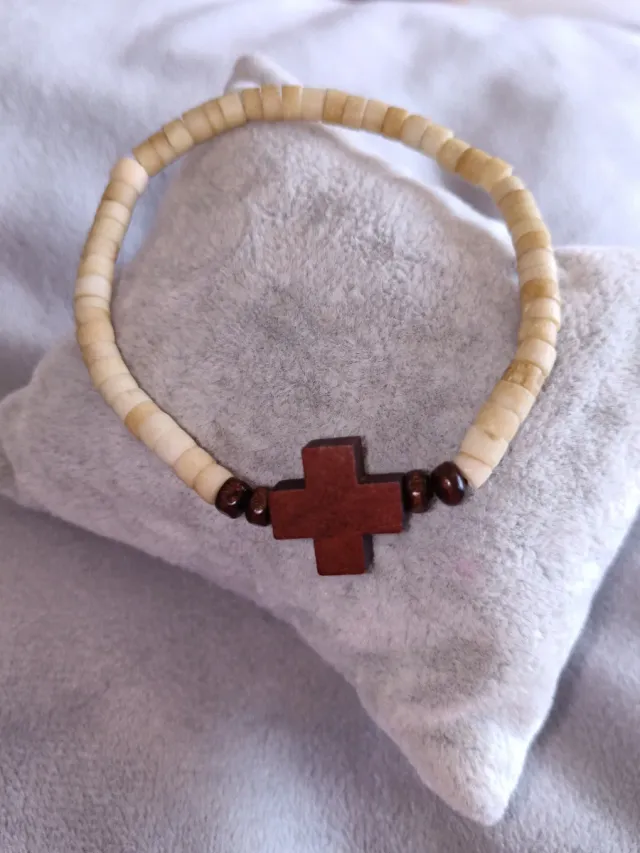 Pulsera hecha a mano con cruz de madera