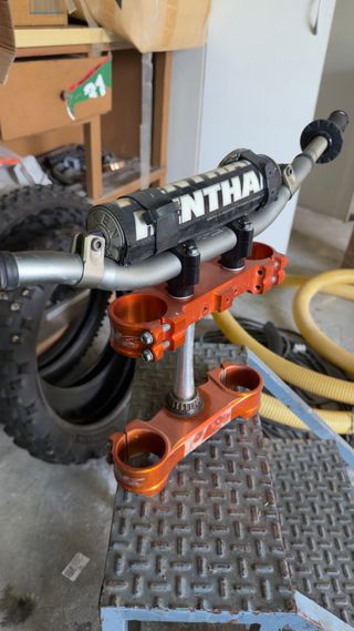 Tijas Neken KTM
Manillar Renthal 999