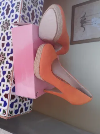 Zapatos de tacón naranja Talla 37 cada uno a 5€ 