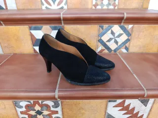 Zapatos de ante negro con tacón 