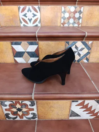 Zapatos de ante negro con tacón 