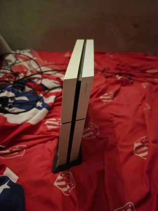 PS4 Blanca + 2 Juegos y 2 Mandos