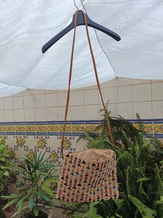 Bolso de hombro con formas geométricas