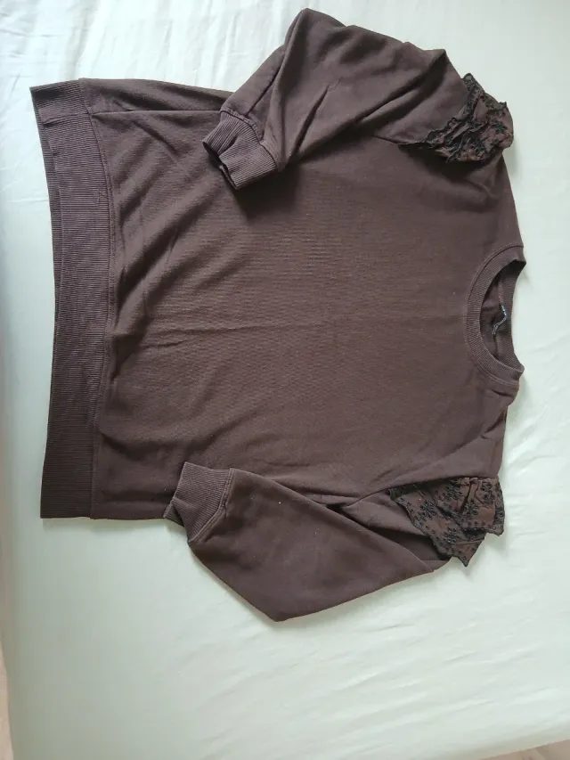 Jersey marrón con detalles