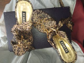 Zapatos Lezilla Seda y Pedrería Talla 37