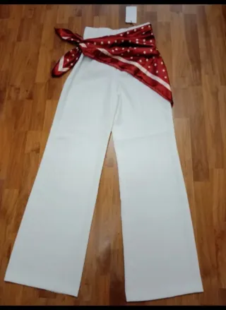 Pantalón Zara y pañuelo burdeos