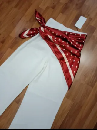 Pantalón Zara y pañuelo burdeos