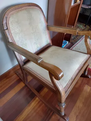 Mecedora antigua de madera