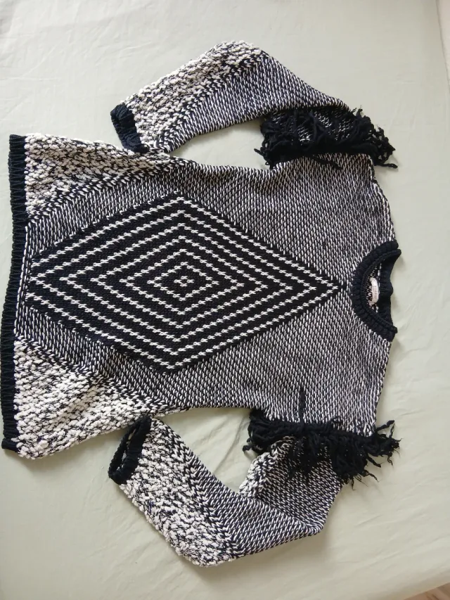 Jersey de punto con rombos y flecos