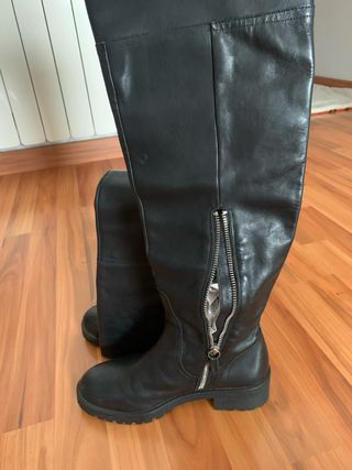 Botas altas de piel negras nuevas
