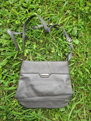 Bolso de hombro gris