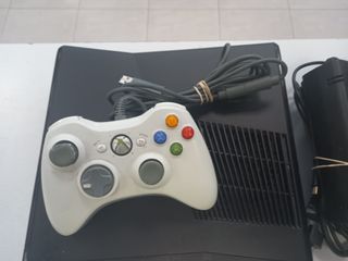 CONSOLA XBOX 360 4GB + MANDO CON CABLE