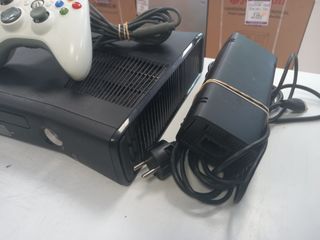 CONSOLA XBOX 360 4GB + MANDO CON CABLE