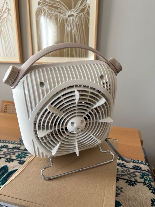 Calefactor DeLonghi Beige y Blanco