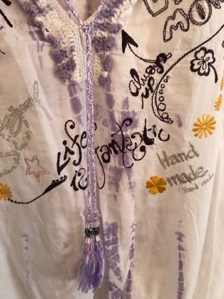 Blusa con bordados Desigual