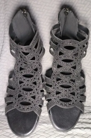 Sandalias de cuña con plataforma y pedrería