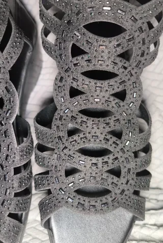 Sandalias de cuña con plataforma y pedrería