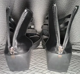 Sandalias de cuña con plataforma y pedrería