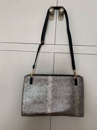 Bolso bandolera negro y plateado