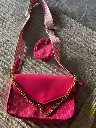 Bolso rosa con monedero y cadena dorada