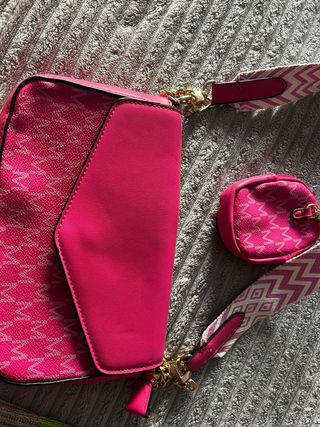Bolso rosa con monedero y cadena dorada