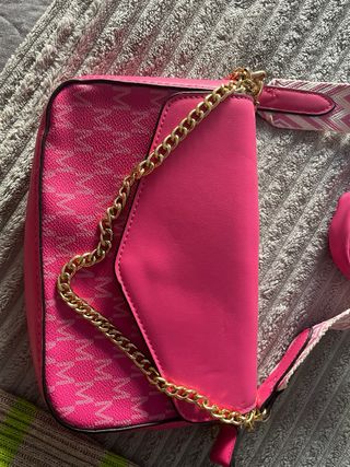 Bolso rosa con monedero y cadena dorada