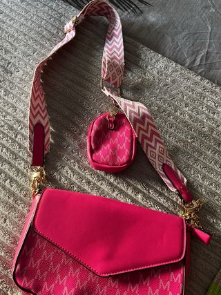 Bolso rosa con monedero y cadena dorada