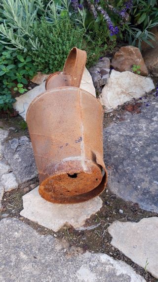 Jarra antigua de hojalata jardín sXIX principio XX