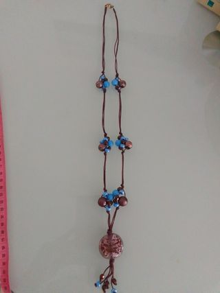 Collana con perle blu e marroni
