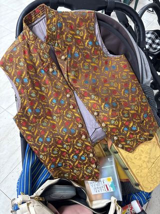Chaleco fallero marrón estampado