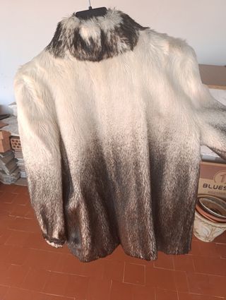 Abrigo de piel sintética gris y blanco